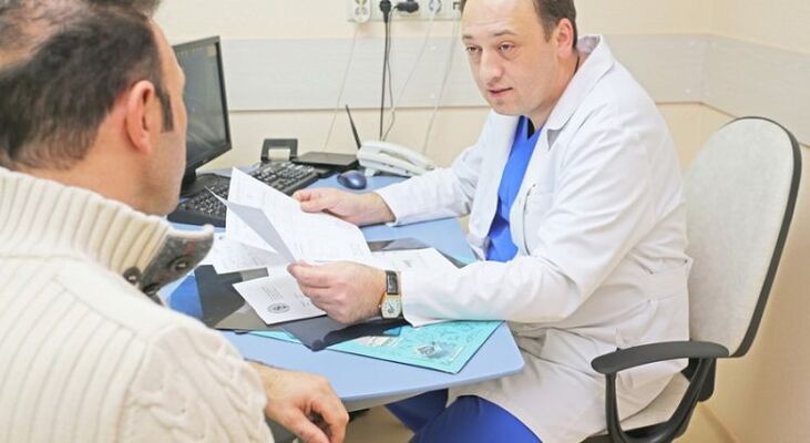 Čovjek koji se savjetuje s urologom